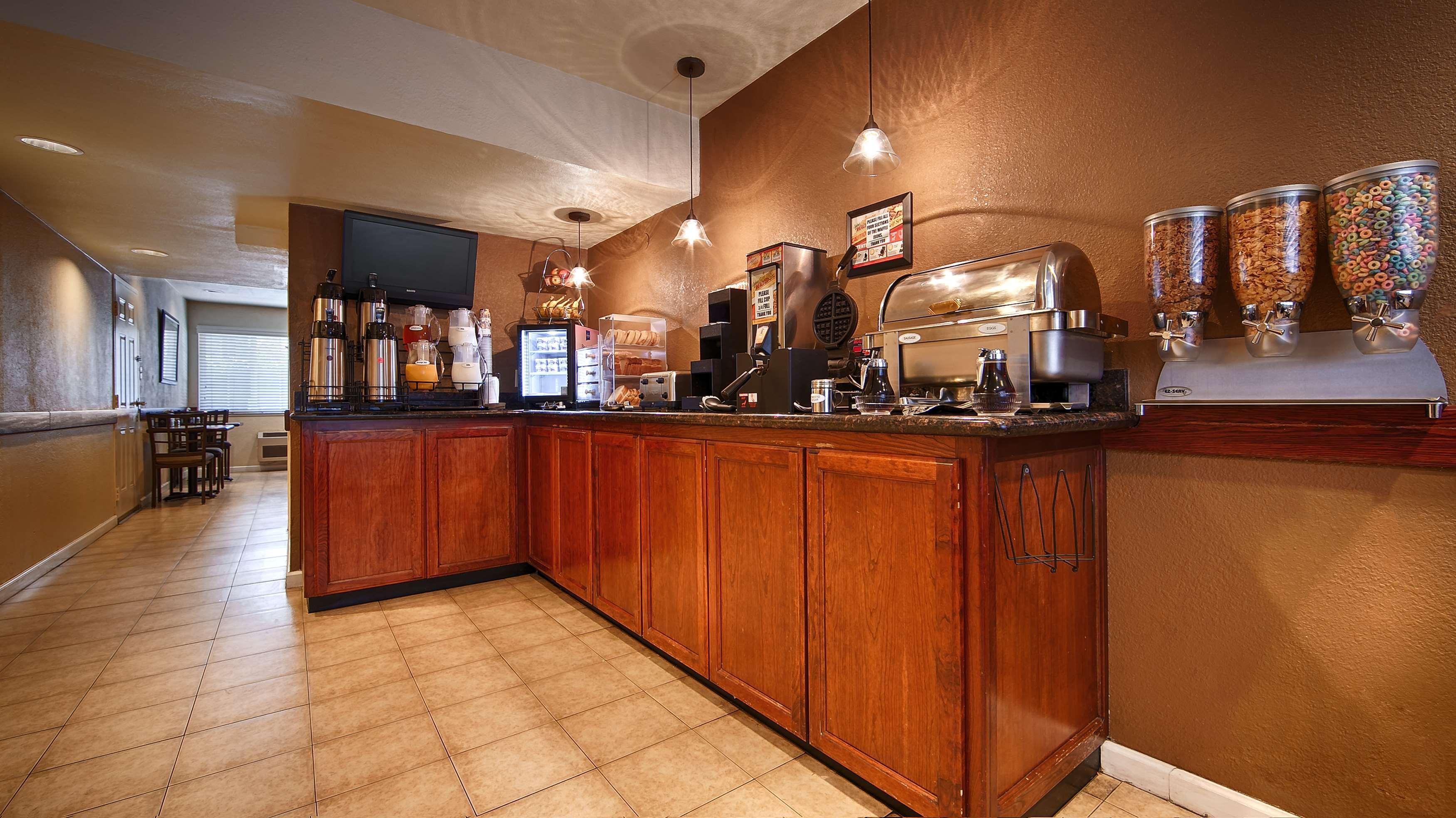 Best Western Town House Lodge Модесто Екстериор снимка